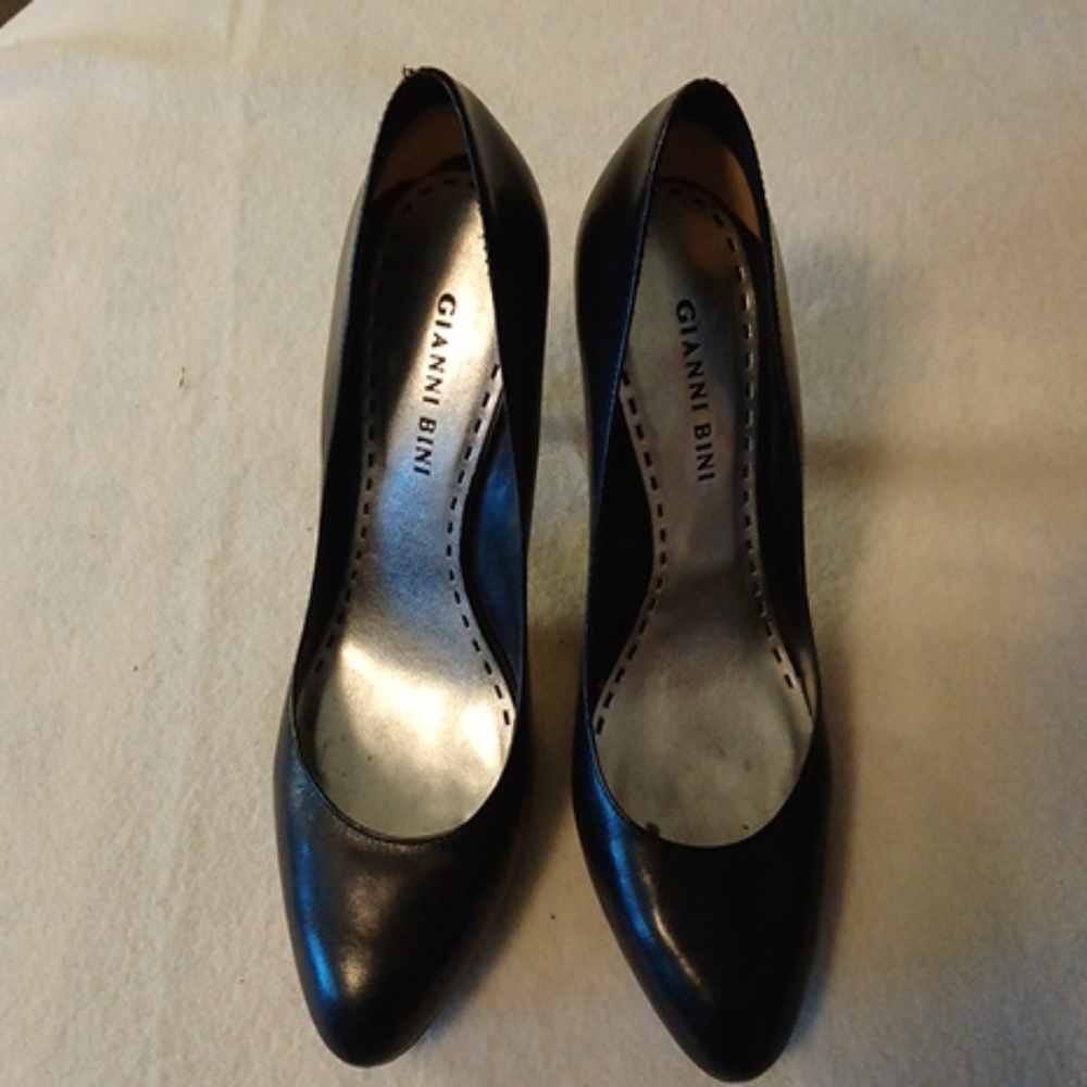 Gianni Bini Black Leather Pumps